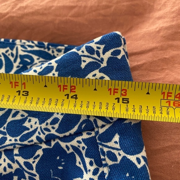 Old Navy The Pixie, Size 6, Blue and White Floral Capri Pants, Mid Rise Skinny - Picture 7 of 9